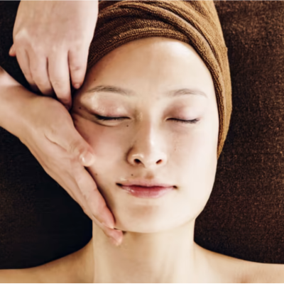 Massagem facial coreana de contorno