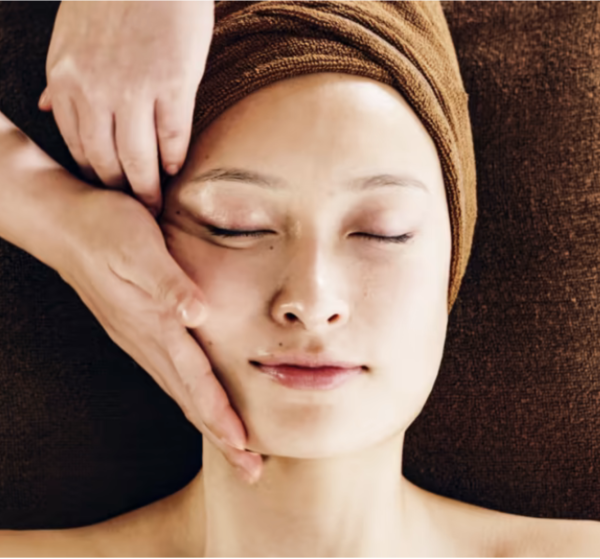 Massagem facial coreana de contorno